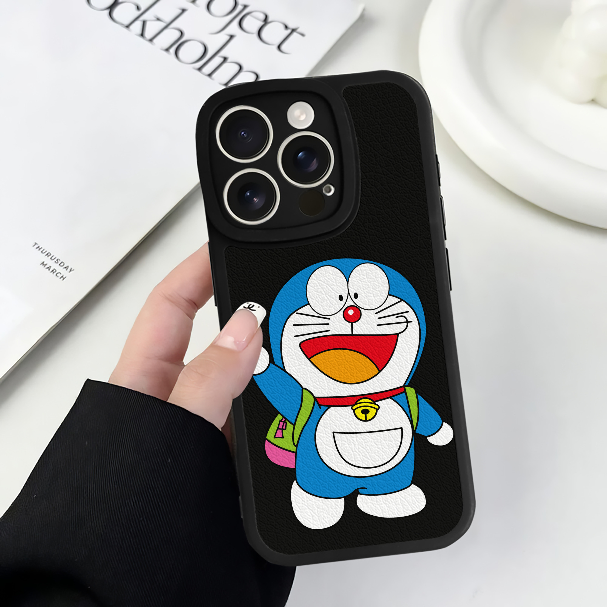 （画像用） ドラえもん Doraemon 【iPhone 16シリーズ対応】シリコンスマホケース（レザー調） 材質：シリコン